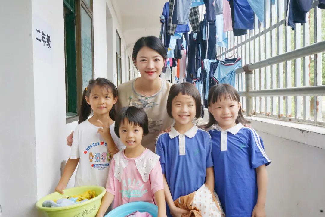 【敬善敬媄】让爱在书卷飞扬中点亮中国，温暖世界